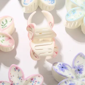 Vista detallada de pinzas para el cabello de ABS con estampado floral en tonos pastel