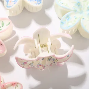 Detalle de pinza para el pelo con estampado floral y un resorte dorado muy dulce