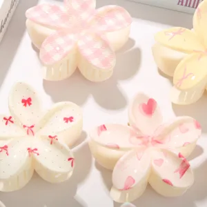 Vista detallada de bonitas pinzas para el pelo con flores y varios estampados pastel.