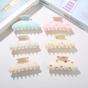 Lot de six pinces à cheveux douces avec motifs floraux et à carreaux dans des tons pastel