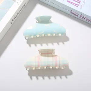 Vue détaillée de deux pinces à cheveux de 10,5 cm avec motifs de nœuds et carreaux