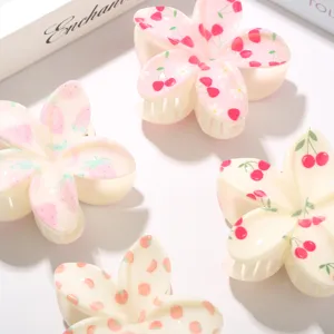 Detalle de varias pinzas para el cabello con forma de flor de ABS con motivos de cereza y fresa