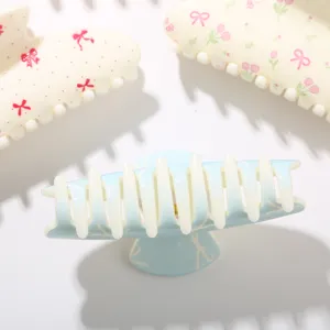 Détail de la pince à cheveux de 10,5 cm avec imprimé nœud et construction ABS