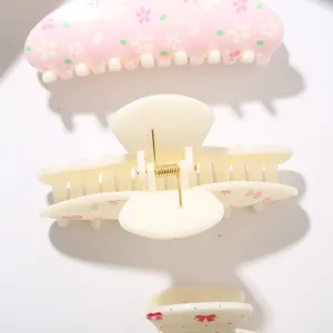 Vue détaillée des pinces à cheveux en ABS de 10,5 cm avec motifs de nœuds et de fleurs
