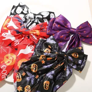Vista detallada de lazos para el pelo de Halloween con estampados de fantasmas y calabazas
