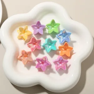 Dettaglio mini mollette per capelli a forma di stella da 2,5 cm in colori dopamina