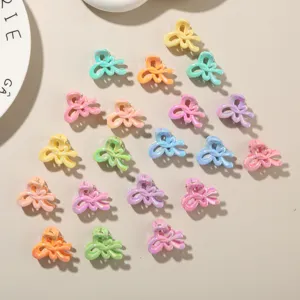 Primo piano di mini fermagli per capelli da 2,5 cm in colori vivaci e finitura perlata