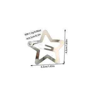 Primer plano de pinza de pelo plateada en forma de estrella con medidas 4,2 x 4,2 cm