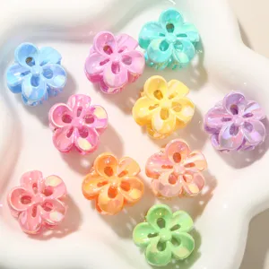 Primo piano di dieci mini mollette per capelli a forma di fiore cangianti da 2,5 cm.