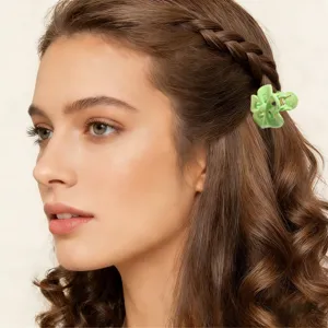 Dettaglio di una mini molletta per capelli a fiore verde da 2,5 cm su una treccia
