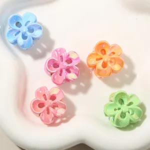 Primo piano di cinque mini mollette per capelli a fiore da 2,5 cm in colori vivaci