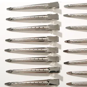 Vue détaillée de plusieurs pinces à cheveux en métal argenté pour la coiffure