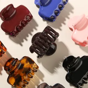 Primer plano de varias pinzas para el cabello retro de estilo coreano en colores