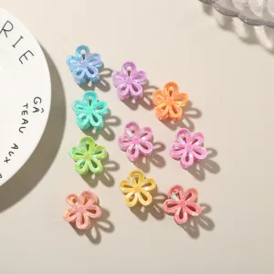 Mini mollette per capelli a fiore da 2,5 cm colorate con finitura pastello iridata.