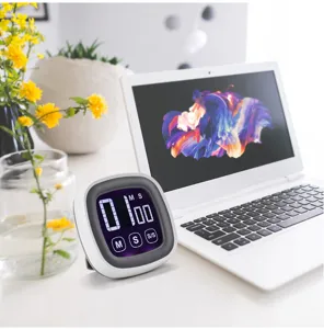 Detailansicht des elektronischen KüchenTimers mit klarem Digitalbildschirm und TouchTasten.