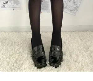 Schwarze Damen Samt Overknee Strümpfe kombiniert mit klassischen JK Lederschuhen Detail.