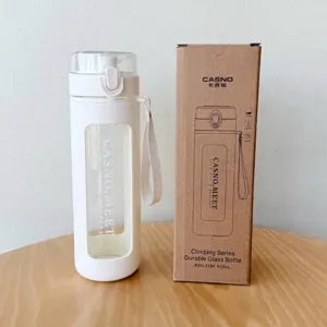 Botella de agua de vidrio blanco con funda protectora y caja de embalaje de papel kraft