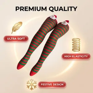 Weihnachten rot-grün gestreifte Overknee Socken Detail mit süßer Weihnachtsmann Dekoration.