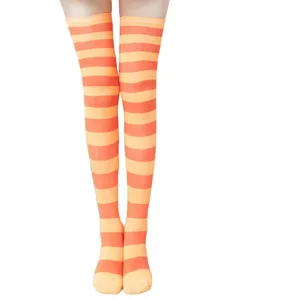 Bunte gestreifte Overknee Socken für Damen, modische lange Strickstrümpfe für den Alltag.