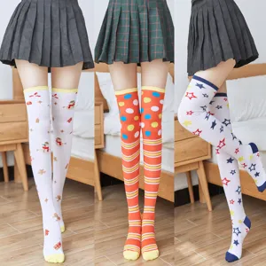 Chaussettes hautes avec motifs de bonhomme de neige, pois colorés et belles étoiles.