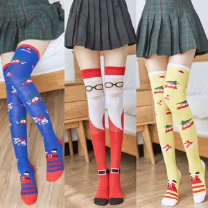 Chaussettes hautes de Noël avec motifs festifs mignons, idéales pour les fêtes et soirées.