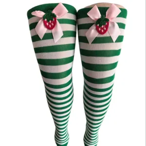 Weihnachten grün-weiß gestreifte Overknees Socken mit rosa Schleifen und Erdbeer-Dekor.