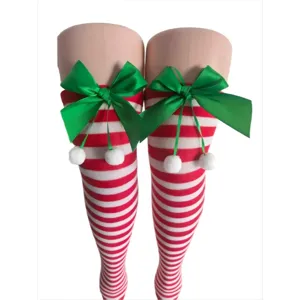 Weihnachten rot-grüne gestreifte Overknee-Socken mit grünen Schleifen und weißen Bommeln.