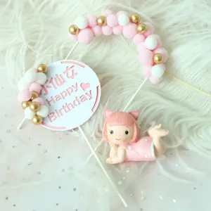 Dromerige roze pompon boog taarttopper decoratieset met een schattig klein meisjesfiguurtje