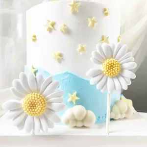 Decorazione torta margherite in resina con stelle e nuvole per festa di compleanno