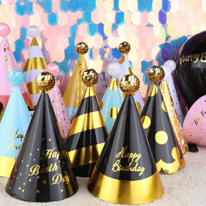 Sombreros de fiesta de cumpleaños variados con lentejuelas doradas y patrones elegantes