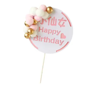 Elegante ronde verjaardagstaart topper versierd met roze witte pompons en gouden kralen