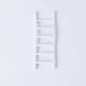 Dettaglio macro di una scala decorativa bianca minimalista per torte di compleanno
