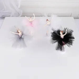 Gedetailleerd overzicht van vier ballerina taarttoppers met tule tutu's in kleuren