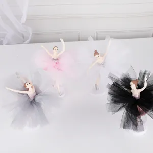 Set van vier ballerina taarttoppers in wit, roze, grijs en zwart met een tule rok.