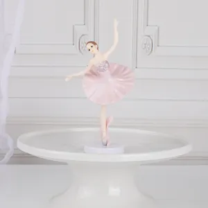 Elegante roze ballerina beeldje taart decoratie voor verjaardagsfeestje van meisjes