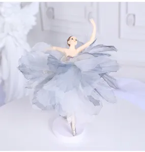 Detailweergave van een elegante ballerina taarttopper met een pluizige blauwe tule rok
