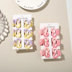 Gros plan sur le lot de 6 pinces à cheveux en forme de cœur rose et violette