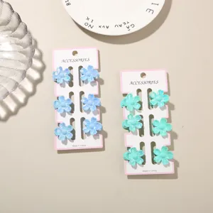Detailweergave van 6-delige set mini bloem haarklemmen in vrolijke snoepkleuren
