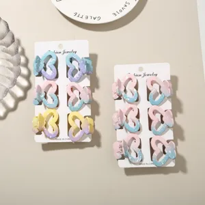 Gros plan de deux lots de six pinces à cheveux douces en forme de cœur mat dégradé