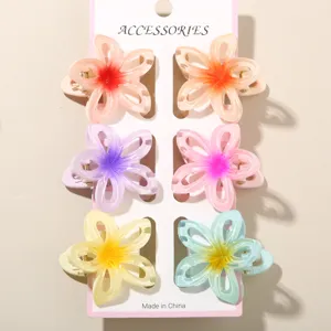 Detail van een set van 6 gradiënt 4 cm holle frangipani bloem haar klemmen clips