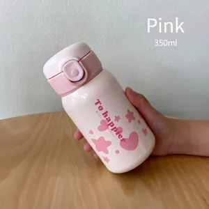 Primer plano de un termo de acero inoxidable rosa de 350 ml con dibujos de corazones.