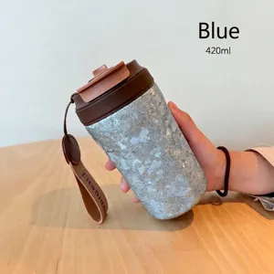 Nahaufnahme eines 420ml Bechers aus reinem Titan mit blauem Kristallfinish und Trageband.