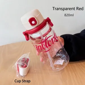 Detalle de la botella de agua de plástico rojo transparente de 820ml con correa de hombro incluida.