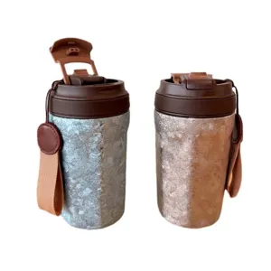 Oktagonale Kaffeetasse aus reinem Titan mit Trageschlaufe und doppeltem Trinkdeckel