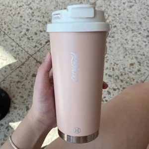Stilvoller rosa isolierter Kaffeebecher mit Keramikauskleidung und Trageschlaufe