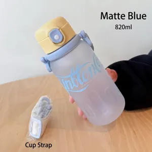 Botella de agua deportiva de plástico azul mate de 820 ml con una cómoda correa portátil