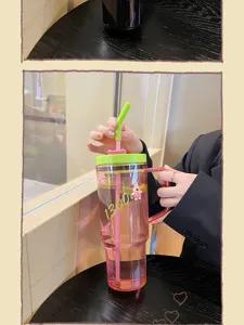 Detailansicht einer rosa Kunststoff-Trinkflasche mit Strohhalm und Griff in der Hand