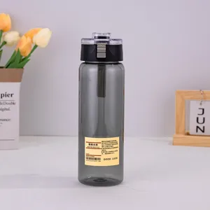 Minimalistische rauchgraue Kunststoff-Wasserflasche mit Trageschlaufe und schwarzem Deckel