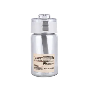 Minimalistische klare Trinkflasche aus Kunststoff mit weißem Deckel und großem Volumen