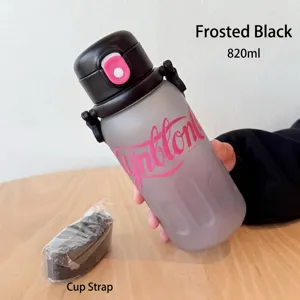 Gran botella de agua deportiva de plástico negro mate de 820 ml con pajita y correa